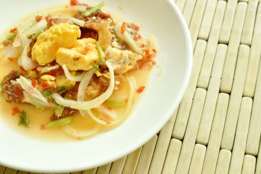  baharatlı kızarmış yumurta kesme soğan plaka üzerinde Tay salatası ile