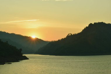  Tayland nehrinde dağın arkasında gündoğumu