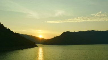  Tayland nehrinde dağın arkasında gündoğumu