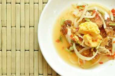  baharatlı kızarmış yumurta kesme soğan plaka üzerinde Tay salatası ile