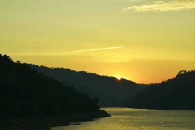  Tayland nehrinde dağın arkasında gündoğumu