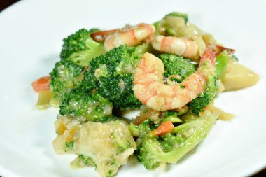  karides ve çıtır tavuk kızarmış brokoli yemeği ilave edin.