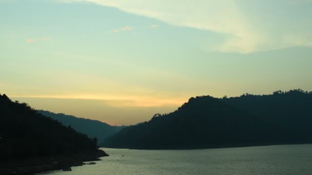 日出背后的山在河在泰国 — 图库视频影像