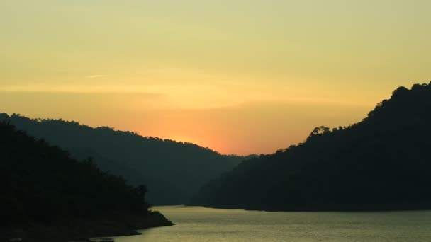 Sonnenaufgang Hinter Berg Fluss Thailand — Stockvideo