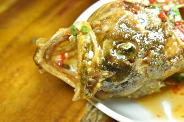  derin kızarmış siyah uçlu orfoz balık soyunma tatlı biber sosu plaka üzerinde