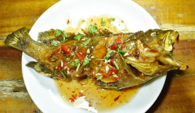  derin kızarmış siyah uçlu orfoz balık soyunma tatlı biber sosu plaka üzerinde