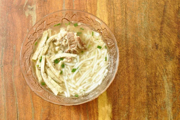 Fideos Arroz Vietnamitas Rematando Hueso Cerdo Salchicha Sopa Tazón Vidrio —  Fotos de Stock