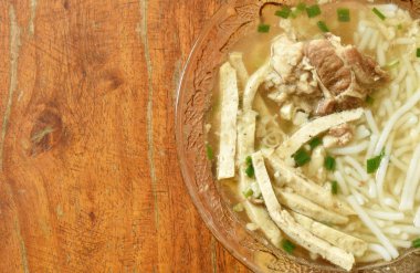  Vietnamca domuz kemik ve sosis çorbası cam kase üzerinde Tepesi erişte pirinç