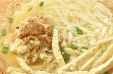  Vietnamca domuz kemik ve sosis çorbası cam kase üzerinde Tepesi erişte pirinç