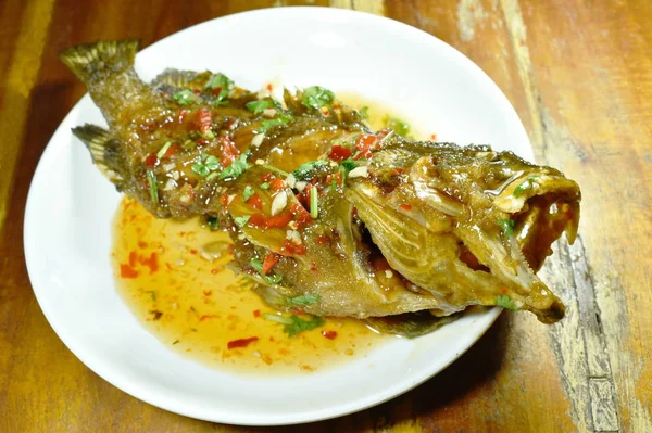 Frito Vermelho Banhado Grouper Peixe Vestir Molho Pimenta Doce Prato — Fotografia de Stock