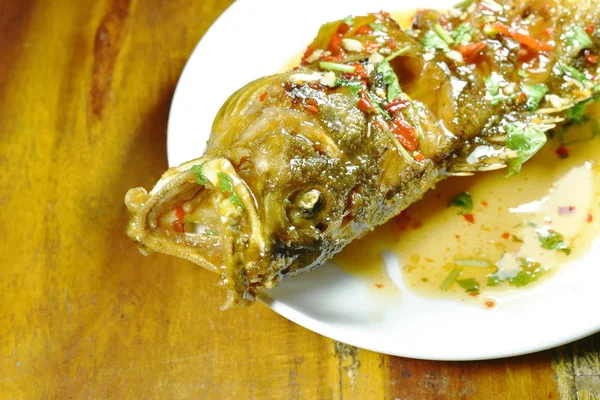 Deep Fried Red Banded Grouper Fish Dressing Sweet Chili Sauce — Stock Photo, Image