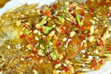  derin kızarmış mango balık soyunma tatlı biber sos plaka üzerinde