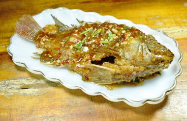  derin kızarmış mango balık soyunma tatlı biber sos plaka üzerinde