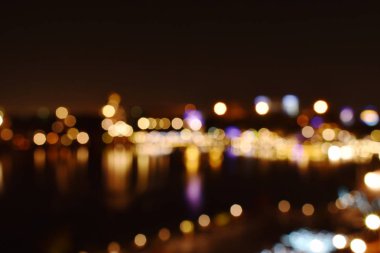  Nehir arkaplanı ve dokusu üzerindeki binanın bulanık ışığı