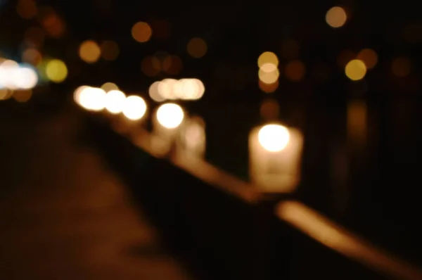 Размытый Столб Электрической Лампы Пирсе Ночью — стоковое фото