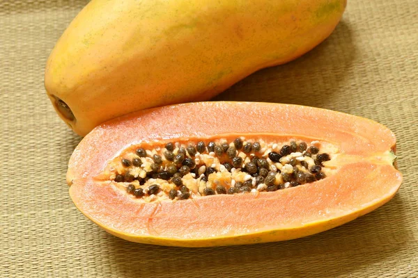 Buah Papaya Matang Tropis Setengah Potong Tikar Bambu — Stok Foto