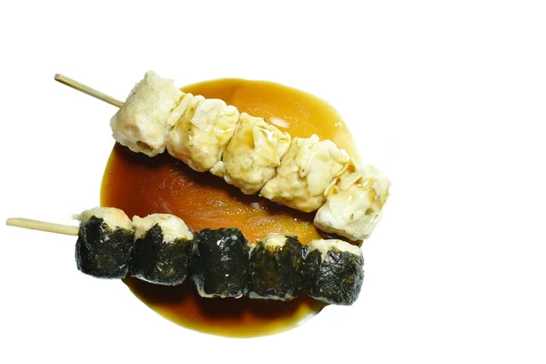 中国の餃子包み海藻の白い背景の上の木製スティック ドレッシング醤油を刺し — ストック写真