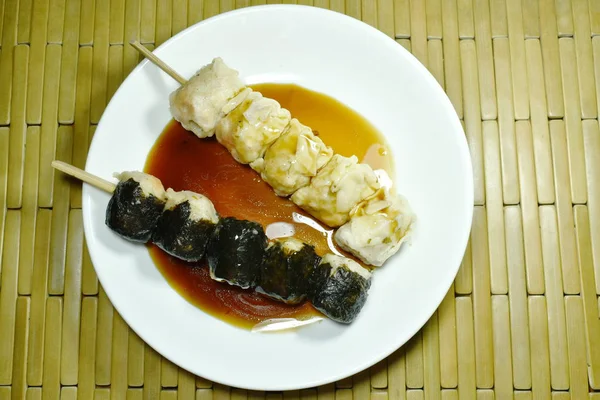 Bolinho Chinês Envolto Algas Esfaqueamento Pau Madeira Molho Soja Prato — Fotografia de Stock