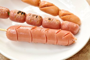  ızgara domuz ve tavuk sosis tabakta tahta sopa bıçaklama