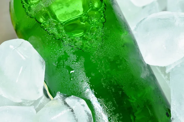 プラスチック製のトレイで氷の上の緑色のビール瓶 — ストック写真
