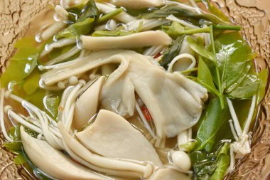  cam kase üzerinde baharatlı çorba yıldızlı Bektaşi üzümü ile haşlanmış karışık mantar