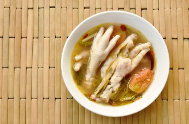  baharatlı tavuk ayağı ile tom yum çorba kase üzerinde