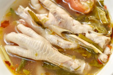  baharatlı tavuk ayağı ile tom yum çorba kase üzerinde