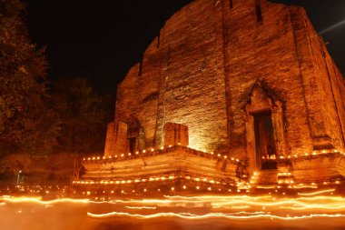  Mahaeyong Tapınağı Tayland Budist gün mum ışığı alayı