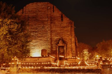  Mahaeyong Tapınağı Tayland Budist gün mum ışığı alayı