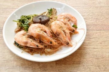  cam şehriye ve zencefil beyaz tabakta ile haşlanmış