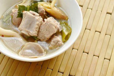   sıcak ve baharatlı domuz kemik demirhindi ve Tay otlar çorba kase üzerinde