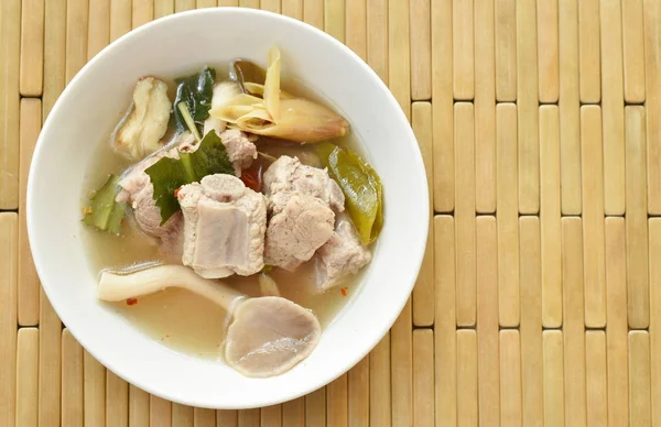 热和辛辣的猪肉骨与罗望子和泰国草药汤碗 — 图库照片