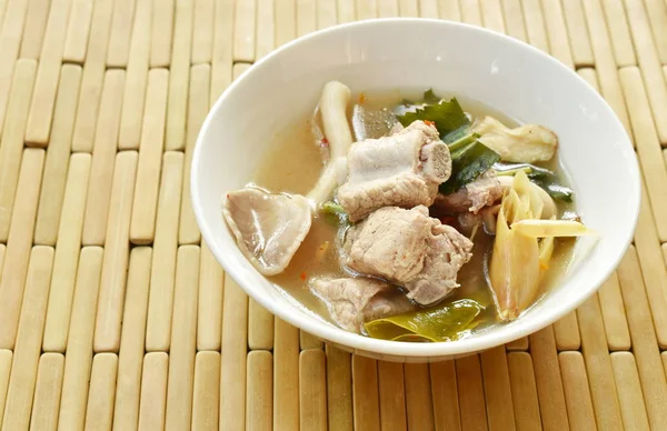 Scharfe Schweineknochen mit Tamarinde und Thai-Kräutersuppe auf Schüssel — Stockfoto