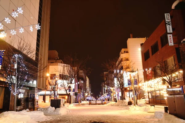 Budynek i Led światła na ulicy w Asahiyama w nocy — Zdjęcie stockowe