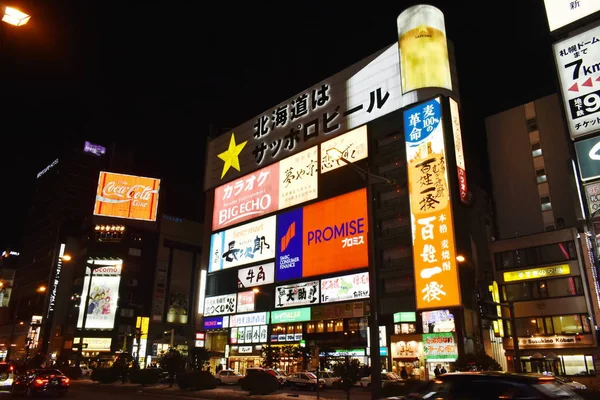 Byggnad och Led reklam banner på Tanukikoji gågatan i Supporo — Stockfoto