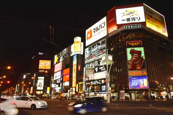 Gebäude und führte Werbebanner auf tanukikoji zu Fuß Straße in Supporo — Stockfoto