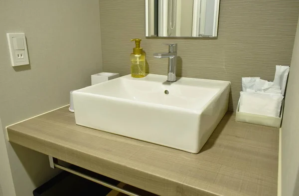 Миття раковини і водяного крана у ванній кімнаті — стокове фото