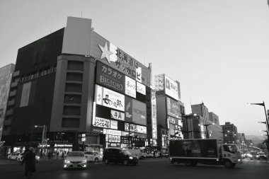    gün batımında Tanukikoji Street Supporo binanın arkasındaki günbatımı