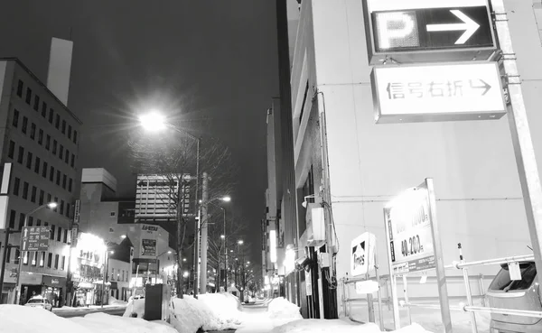Edifício e luz LED na rua em Asahiyama Japão à noite — Fotografia de Stock