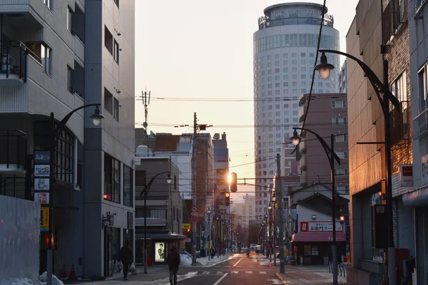 Por do sol atrás do edifício na rua Tanukikoji em Supporo no por do sol — Fotografia de Stock