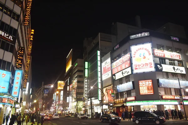 Construção e banner de publicidade LED na rua Tanukikoji em Supporo ao pôr do sol — Fotografia de Stock