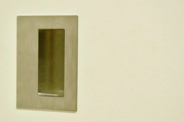 Poignée en acier inoxydable de porte coulissante blanche dans la maison — Photo