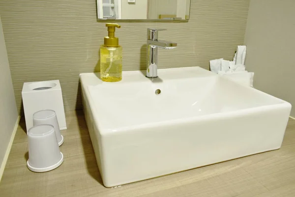 Миття раковини і водяного крана у ванній кімнаті — стокове фото