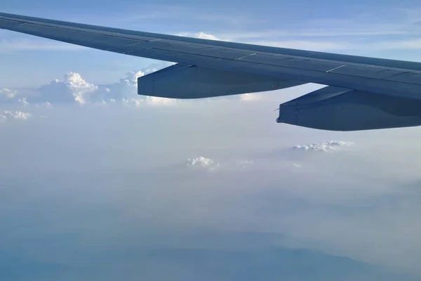 Skrzydło samolotu i chmura pływające na niebie przez ramę okna — Zdjęcie stockowe