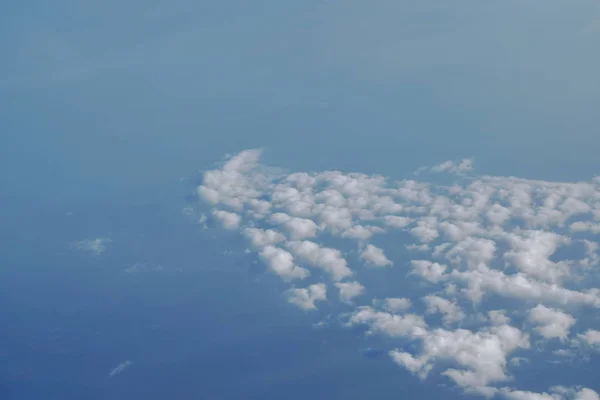 Wolkenlandschaft, die am Himmel durch die Fensterebene schwebt — Stockfoto