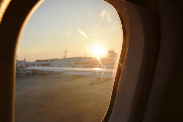 Vista desde la ventana del avión aterrizaje en el aeropuerto — Foto de Stock