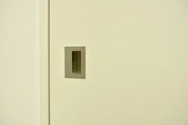Manija inoxidable de la puerta corredera blanca en casa —  Fotos de Stock