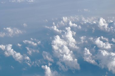  Pencere düzleminden gökyüzünde süzülen bulut manzarası