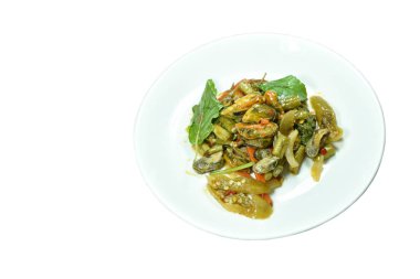 Baharatlı karıştırın kızarmış midye fesleğen yaprağı plaka üzerinde