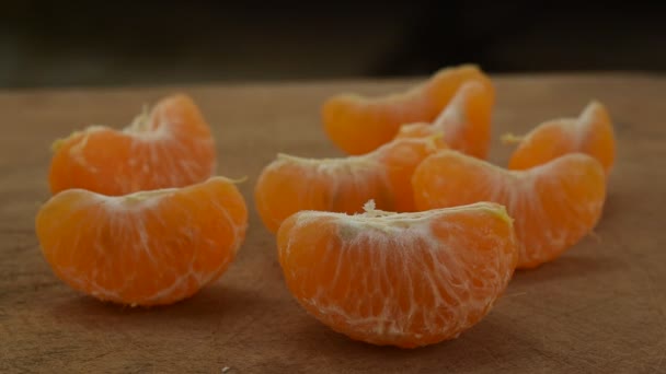 Vatten Stänk Till Bit Tangerine Orange Trä Chop Block — Stockvideo